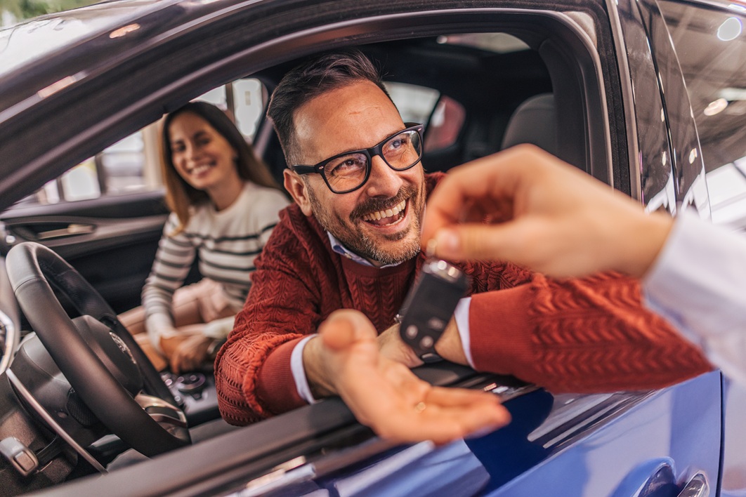 Mann sitzt auf einem Stuhl